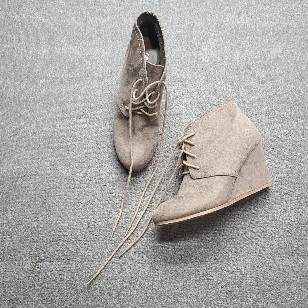 Arizona Jean Co Wedge Booties Womens 8M Taupe Excellent Lace Up Faux Suede Ankle
